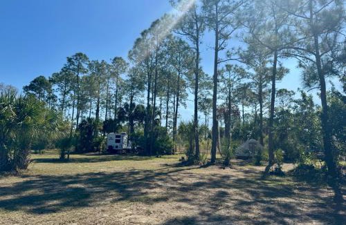 Clewiston Other | Cozy new camper on lake front & access to fishing
