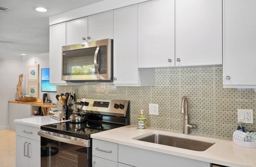 Anna Maria Condo | Cozy North end hideaway! 5-min walk to beautiful white sand beach at Bean Point.