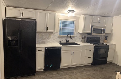 Leesville House | Cozy, Quiet 3B/2bath with large yard- SLEEPS 8! Just minutes from Fort Polk