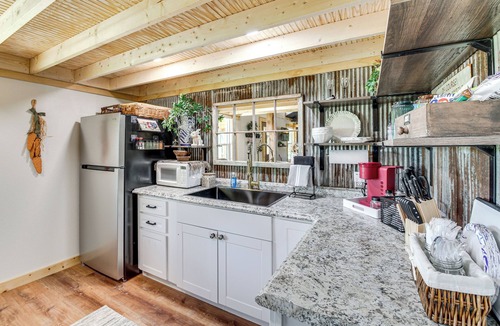 Curtis Apartment | Cozy Retreat w/Ponds, Kayaks & Fire Pit