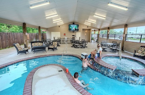 Carlyss House | Cozy Room w/Private Fishing Pond & Outdoor Activities – Perfect Family Getaway!