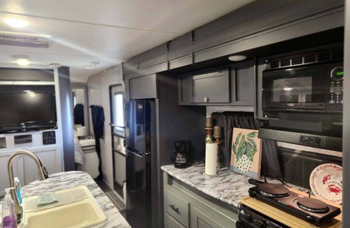 Lake Charles House | Cozy RV in Tranquil Westlake with WiFi, AC