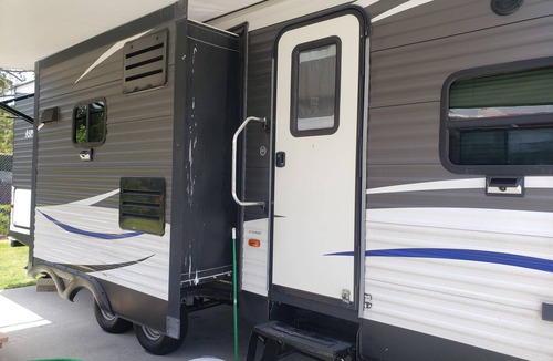 Lake Charles House | Cozy RV in Tranquil Westlake with WiFi, AC