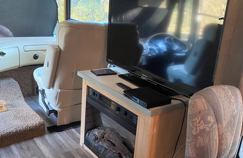 North West Florida House | Cozy RV on 40 acres with AC and Heat star link WiFi near Holmes creek.