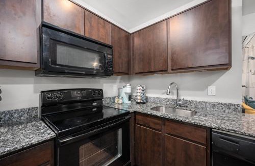 Braeswood Place Apartment | Cozy Sanctuary Near MedCenter, UH and NRG