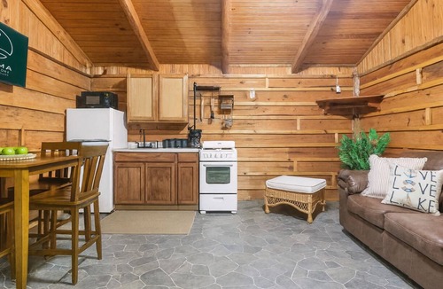 Madill Hotel | Cozy & Spacious Wooden Suite By The Lake | Texoma Shores Resort