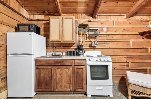 Madill Hotel | Cozy & Spacious Wooden Suite By The Lake | Texoma Shores Resort