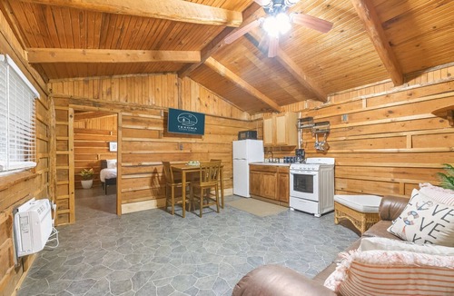 Madill Hotel | Cozy & Spacious Wooden Suite By The Lake | Texoma Shores Resort