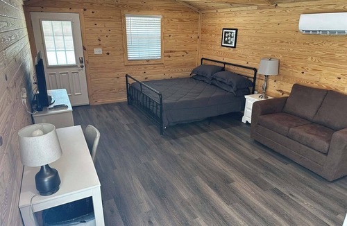 Starkville Cabin | Cozy Studio cabin in peaceful Oktoc community near Starkville