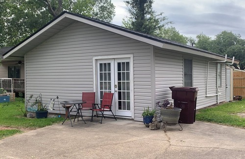 Prien Apartment | Cozy studio cottage in enchanting Lake Charles with AC, WiFi.
