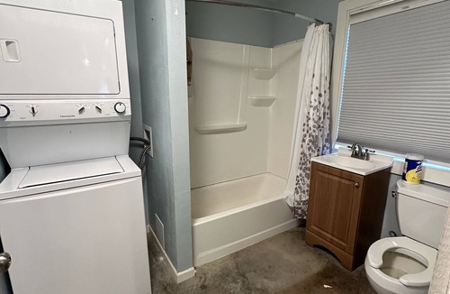 Prien Apartment | Cozy studio cottage in enchanting Lake Charles with AC, WiFi.
