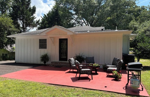 Fort Payne House | Cozy & Stylish 3 Bedroom Black and White Cottage. Perfect for Families & Groups!