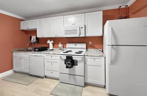 McDonough Apartment | Cozy & Stylish Stay on Teche St