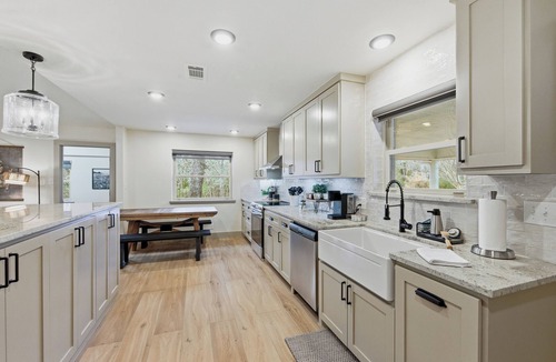 Denison House | Cozy, Super Nice! Country Quiet Neighborhood, Roomy Kitchen and Private Hot Tub