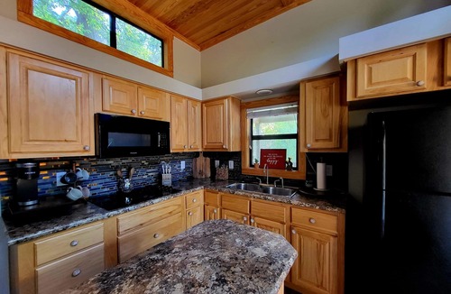 Mineola House | Cozy tiny home in the pines - 20 minutes from Canton and Lake Fork!