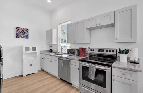 Milan House | Cozy Uptown 2 Bedroom Home w/3 Beds & Parking