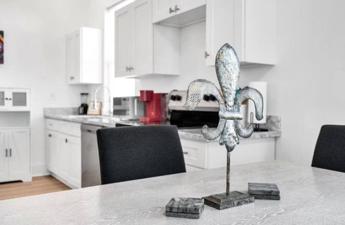 Milan House | Cozy Uptown 2 Bedroom Home w/3 Beds & Parking