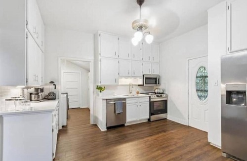 Leeds House | Creekside 3-bedroom house Near Buck-ee's