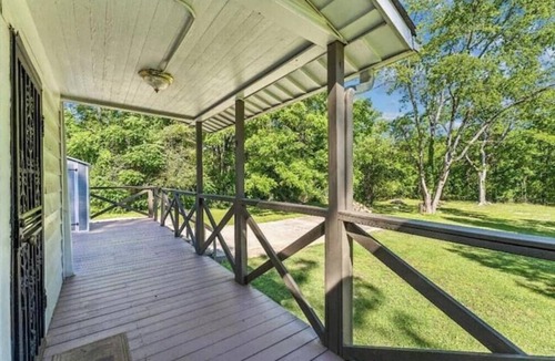 Leeds House | Creekside 3-bedroom house Near Buck-ee's
