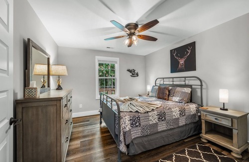 Fort Payne Cabin | Crest View Lodge with AMAZING VIEWS! Sunken Deck! Movie Theater! Fast Wi-Fi!