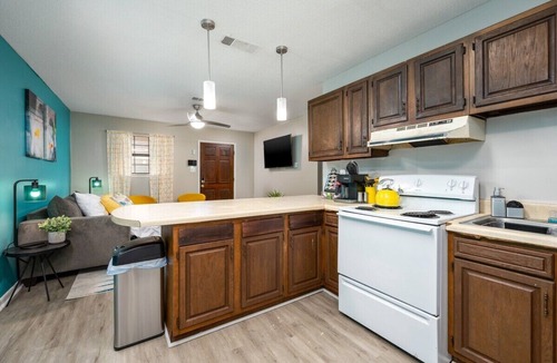 Pineville Apartment | Crew Ready 3 TVs Kitchen Parking W/D King Bed