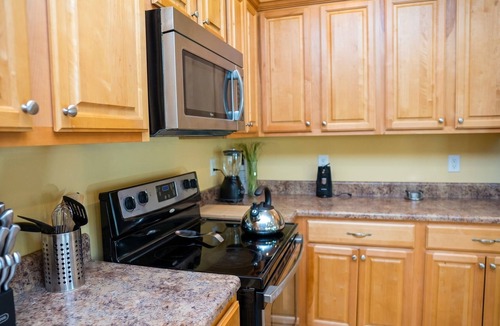 Kreole Apartment | Crew Stay 3BR · Near Chevron & Ingalls · Kitchen