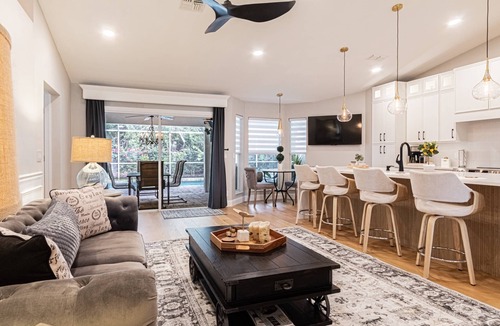 Crown Pointe House | Crown Pointe Home w/heated pool, updated kitchen & baths.minutes to downtown & beaches!