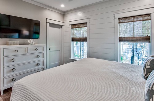 Seacrest Cottage | Cruis n & Sail n-Luxury Modern Cottage, extra sleeping space and Screened Porch in Magnolia Cottages