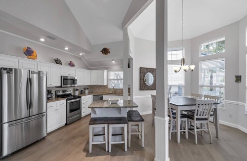 Crystal Shores House | Crystal Beach|Newly Remodeled|Free WiFi|Pool|Pet-Friendly|Walk to beach