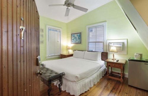 Key West Historic District Hotel | Curry House - Pool, King Bed & Balcony! Room 7