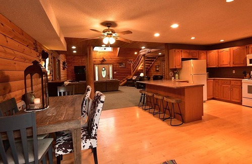 Bourbon Cabin | Custom Lodge in woods w/Private pool & Stocked Lake + walking trail, sleeps 24!