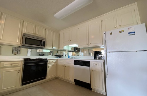 Summer Breeze Condo | Cute 1 Bedroom Condo 3 Min Walk to Beach Sleeps 5 with lots of Amenities!