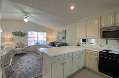 Summer Breeze Condo | Cute 1 Bedroom Condo 3 Min Walk to Beach Sleeps 5 with lots of Amenities!