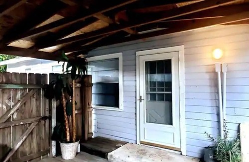 East Hill Apartment | Cute 1 bedroom home, close to Downtown, Beaches and Shopping