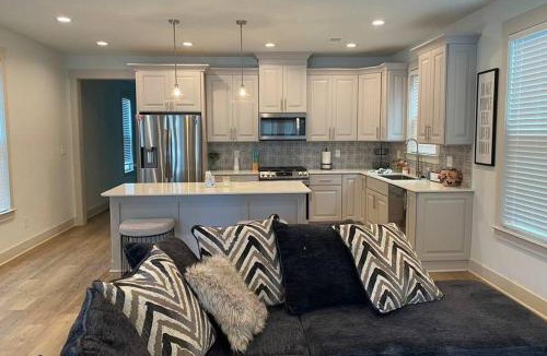 Old East Hill House | Cute 2bdr house Downtown!