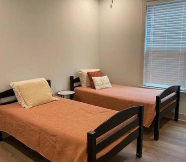Old East Hill House | Cute 2bdr house Downtown!