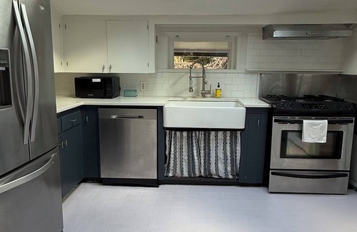 Maplewood Cottage | Cute 3-bedroom cottage in SW Portland Hills for your getaway