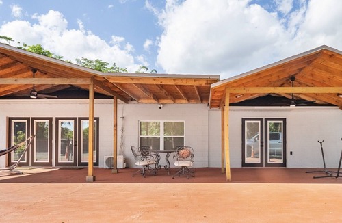 St. Cloud Cottage | Cute Farm 2 Cozy 1-bedroom cottage in beautiful St. Cloud with AC