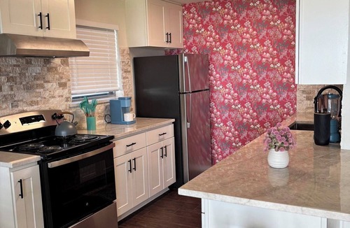 Gun Barrel City House | Cute Lakefront Cabin with Beautiful Sunsets in charming Gun Barrel City