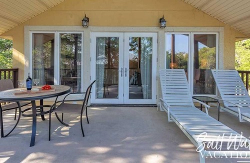 Gulfview Heights Cottage | Daily Activities Included🚤🎣👙| Inviting Family Getaway Cottage🌊🩱☀️
