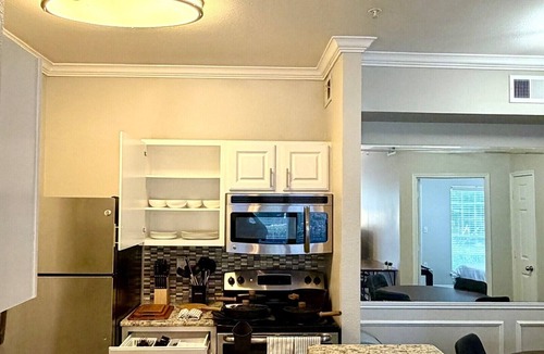 Far North Dallas Apartment | Dallas 1BR Apartment Pool View-Walk to Food & Shops