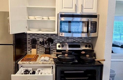 Far North Dallas Apartment | Dallas 1BR Apartment Pool View-Walk to Food & Shops