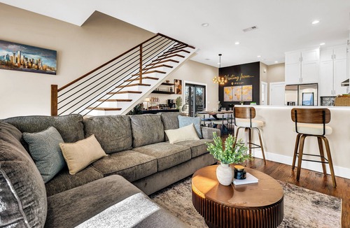 Cedar Crest House | Dallas escape - Rooftop + Hot tub - Vintage Arcade
