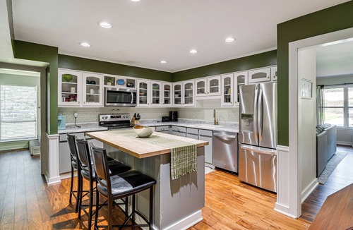 Daphne House | Daphne Home w/Deck: Close to Beaches & Parks!