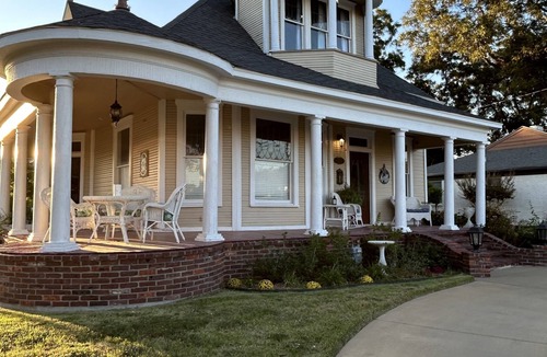 Sulphur Springs House | Davis Street Victorian - Steps away from Celebration Square !