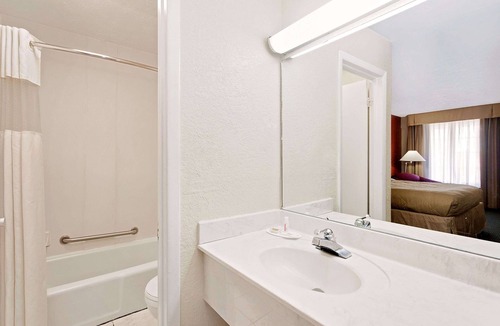 Fort Walton Beach Hotel | Days Inn by Wyndham Fort Walton Beach