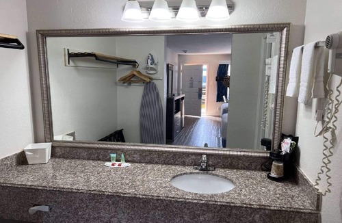 Orange Hotel | Days Inn by Wyndham Orange