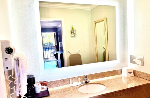 Downtown Hotel | Days Inn by Wyndham Pensacola - Historic Downtown