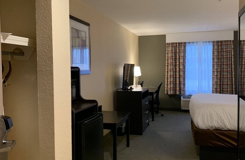 Florence Hotel | Days Inn & Suites by Wyndham Florence/Jackson Area
