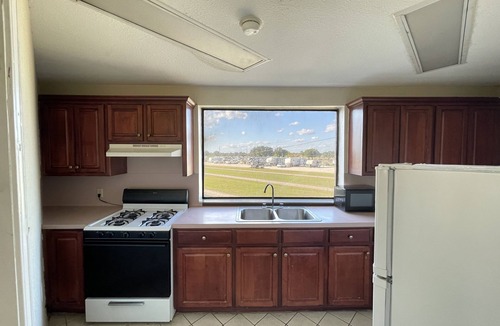 Winnie Hotel | Days Inn & Suites by Wyndham Winnie